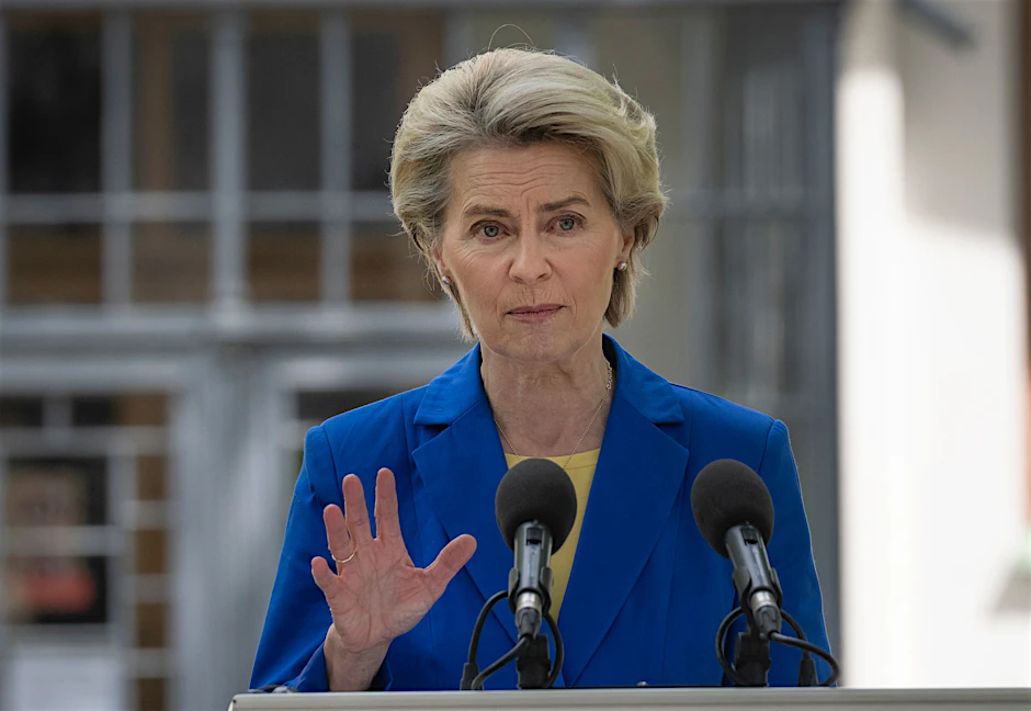 Ursula von der Leyen, Präsidentin der Europäischen Kommission, spricht auf einer Pressekonferenz mit dem ukrainischen Präsidenten Selenskyj.