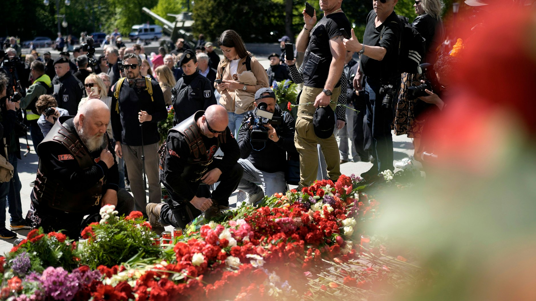 Mitglieder der Nachtwölfe legen am Ehrenmal im Tiergarten Blumen nieder.&nbsp;