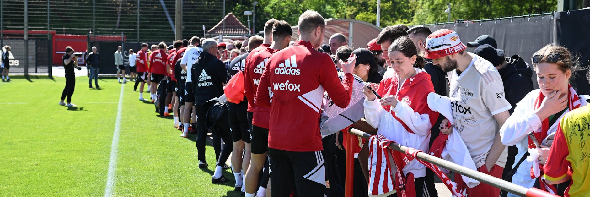 Die Profis des 1. FC Union geben nach dem Training fleißig Autogramme.