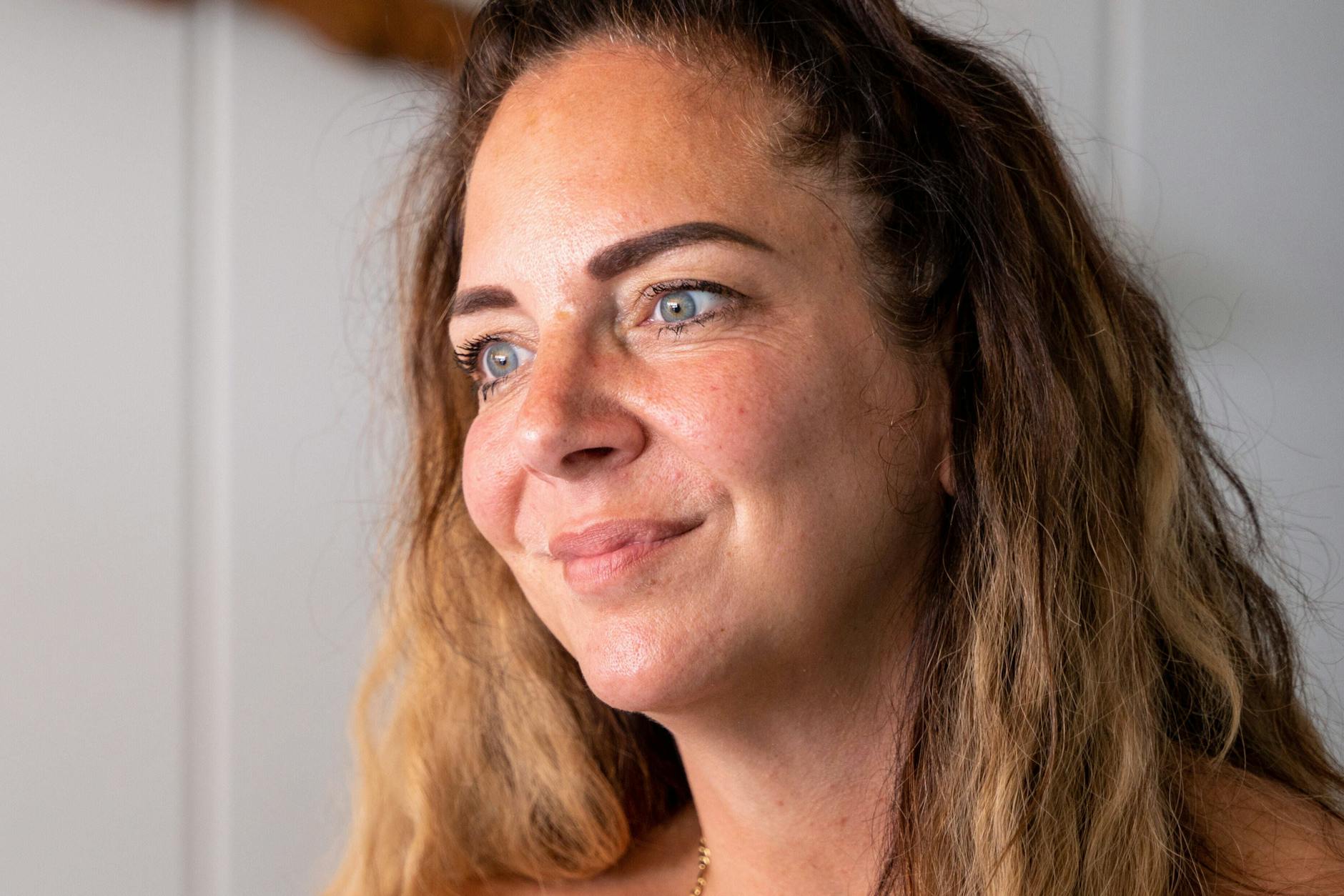 Danni Büchner wirkt entspannt und selbstbewusst.