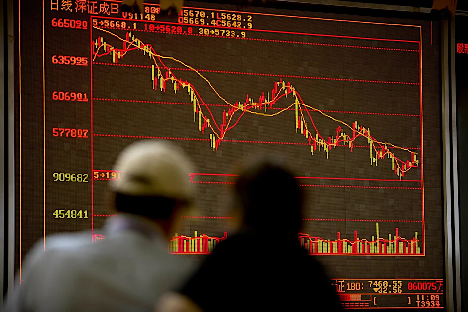 ARCHIV - Chinesische Investoren beobachten die Aktienkurse in einem Brokerhaus in Peking.  
