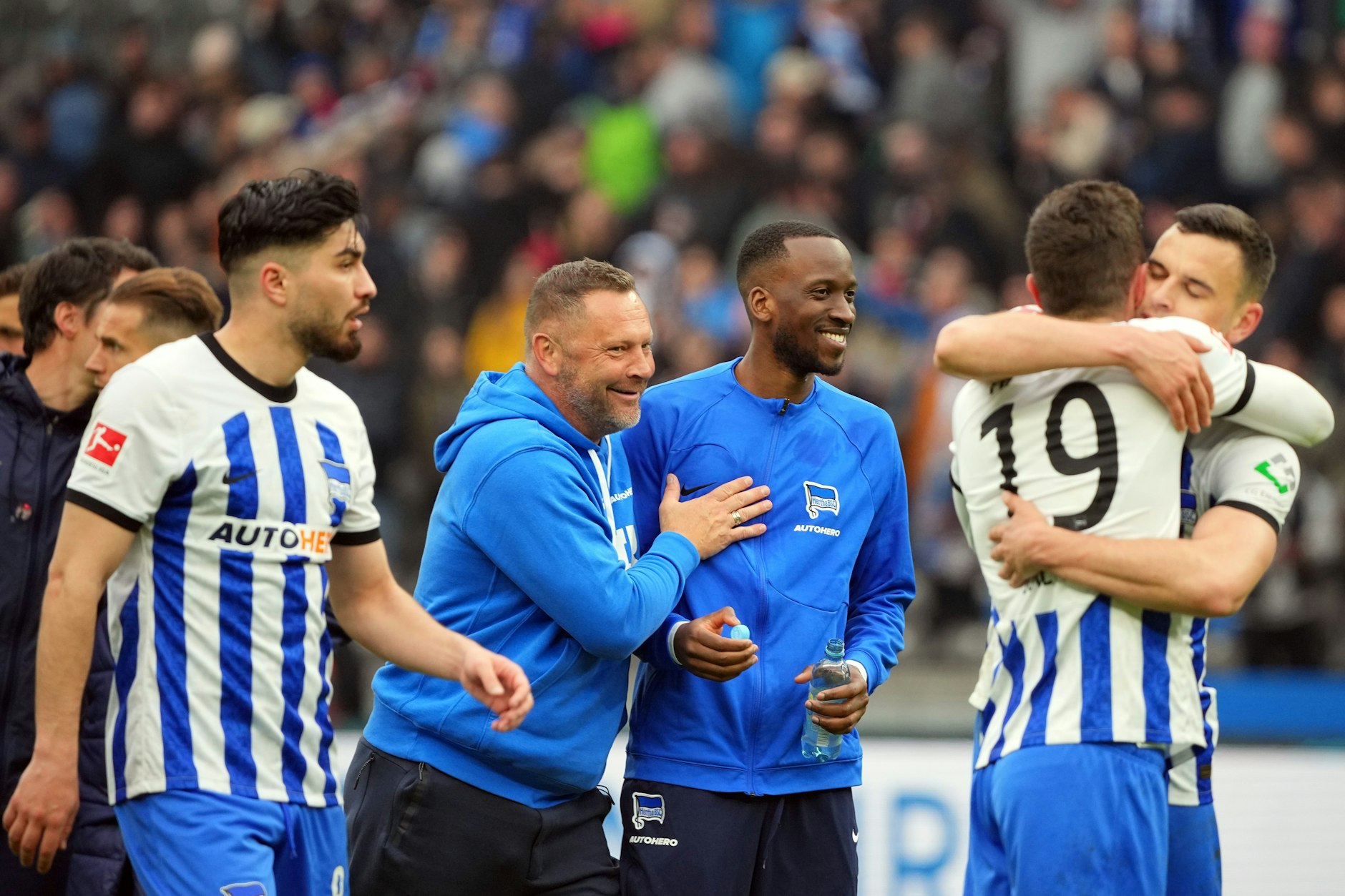 Bilder, die wir vermissen würden: Pal Dardai und seine Hertha-Profis im Jubel vereint.