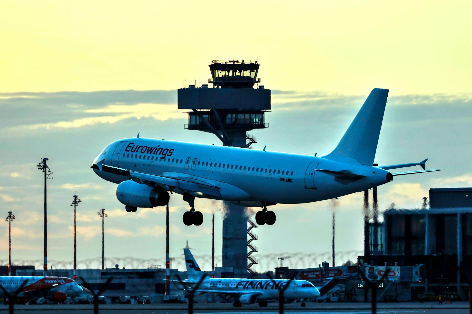 Eine Eurowings-Maschine startet auf dem Flughafen BER. 