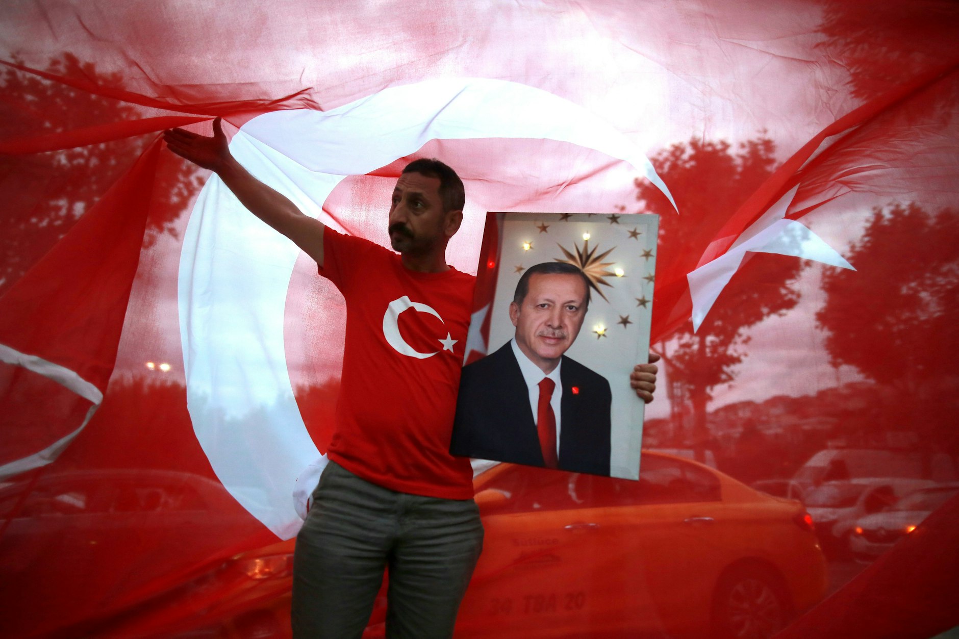 Ein Mann hält ein Bild des türkischen Präsidenten Recep Tayyip Erdogan.