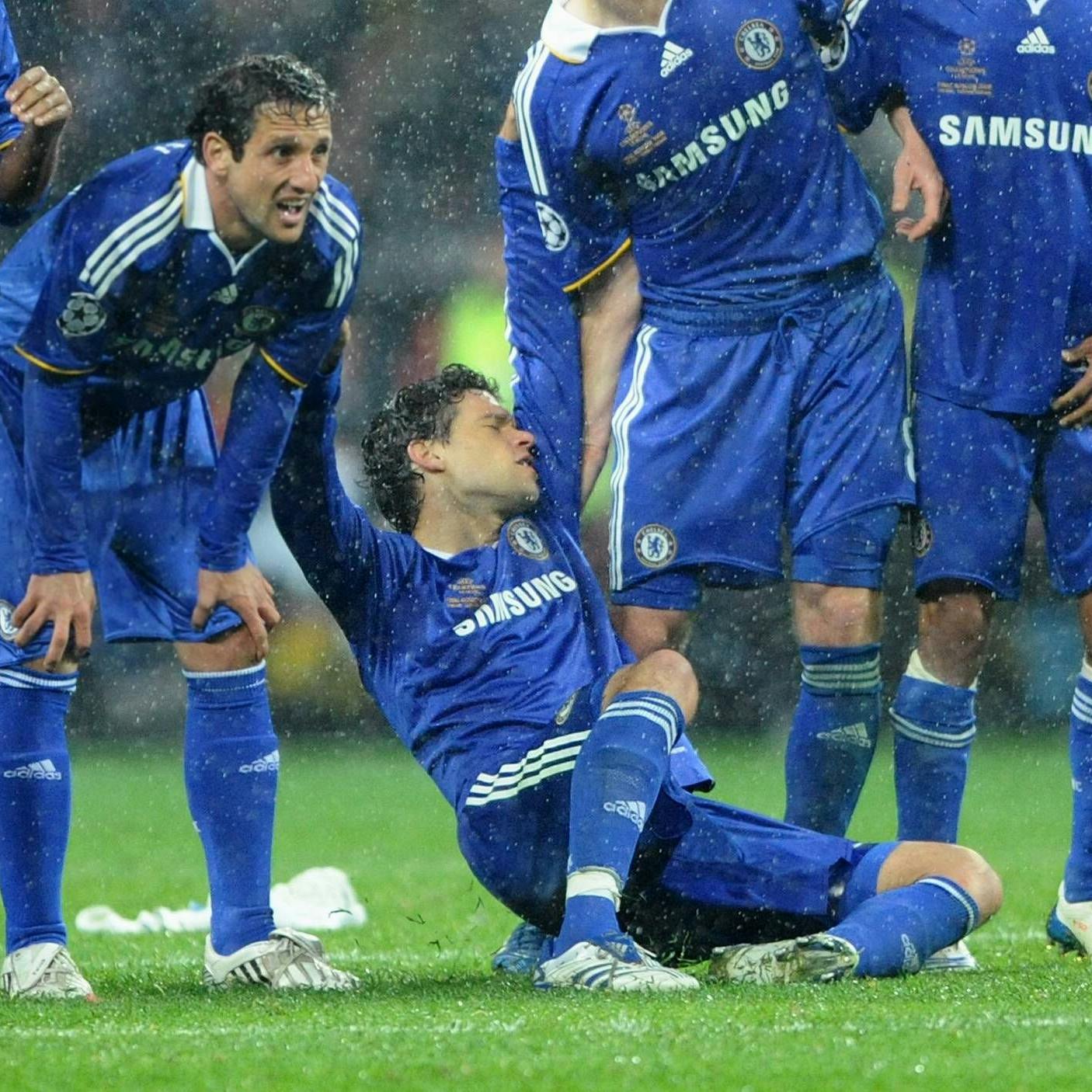 Michael Ballack sinkt zu Boden, nachdem sein Chelsea-Kollege John Terry einen Elfmeter an den Pfosten gesetzt hatte im Finale der Champions League 2008.