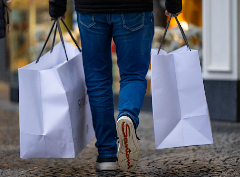 ARCHIV - Eine Einkaufsstraße in der City West in Berlin. Der Einzelhandel in den Stadtzentren hat sich laut einer Analyse des Ifo-Instituts nach der Corona-Pandemie nicht wieder erholt.  