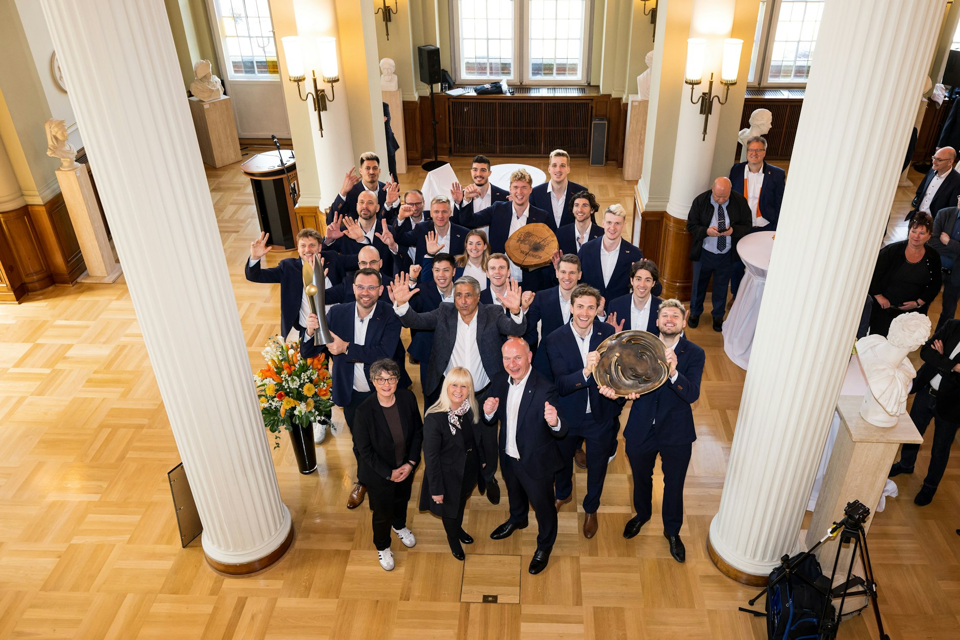 Die Meister-Volleyballer im Roten Rathaus. In der ersten Reihe die Politik: Kai Wegner, Innen- und Sportsenatorin Iris Spranger und Sportstaatssekretärin Nicola Böcker-Giannini (v.r.).