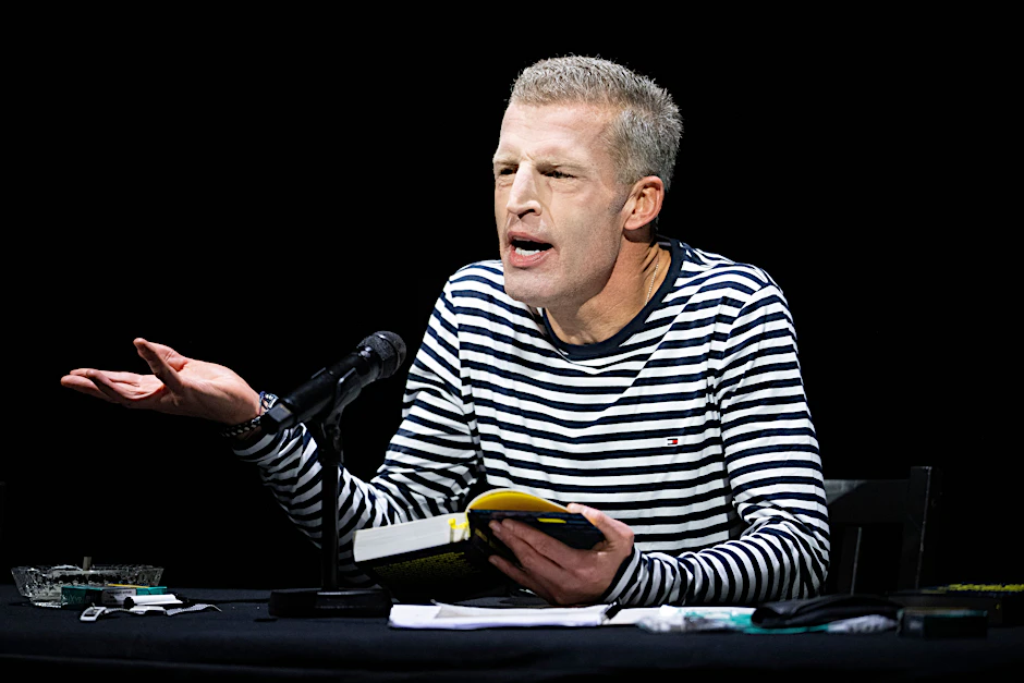 Der Autor Benjamin von Stuckrad-Barre während einer Lesung aus seinem neuen "Noch wach?" im Berliner Ensemble.