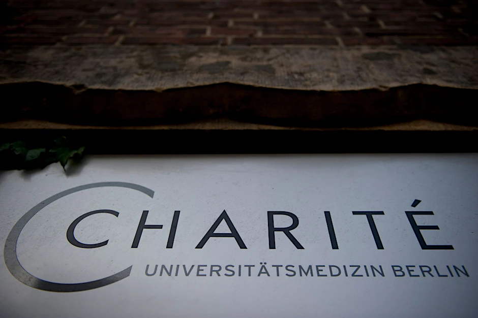 ARCHIV - Nach dem Tod von zwei schwer kranken Patienten der Charité in Berlin steht ein Kardiologe unter Mordverdacht.  