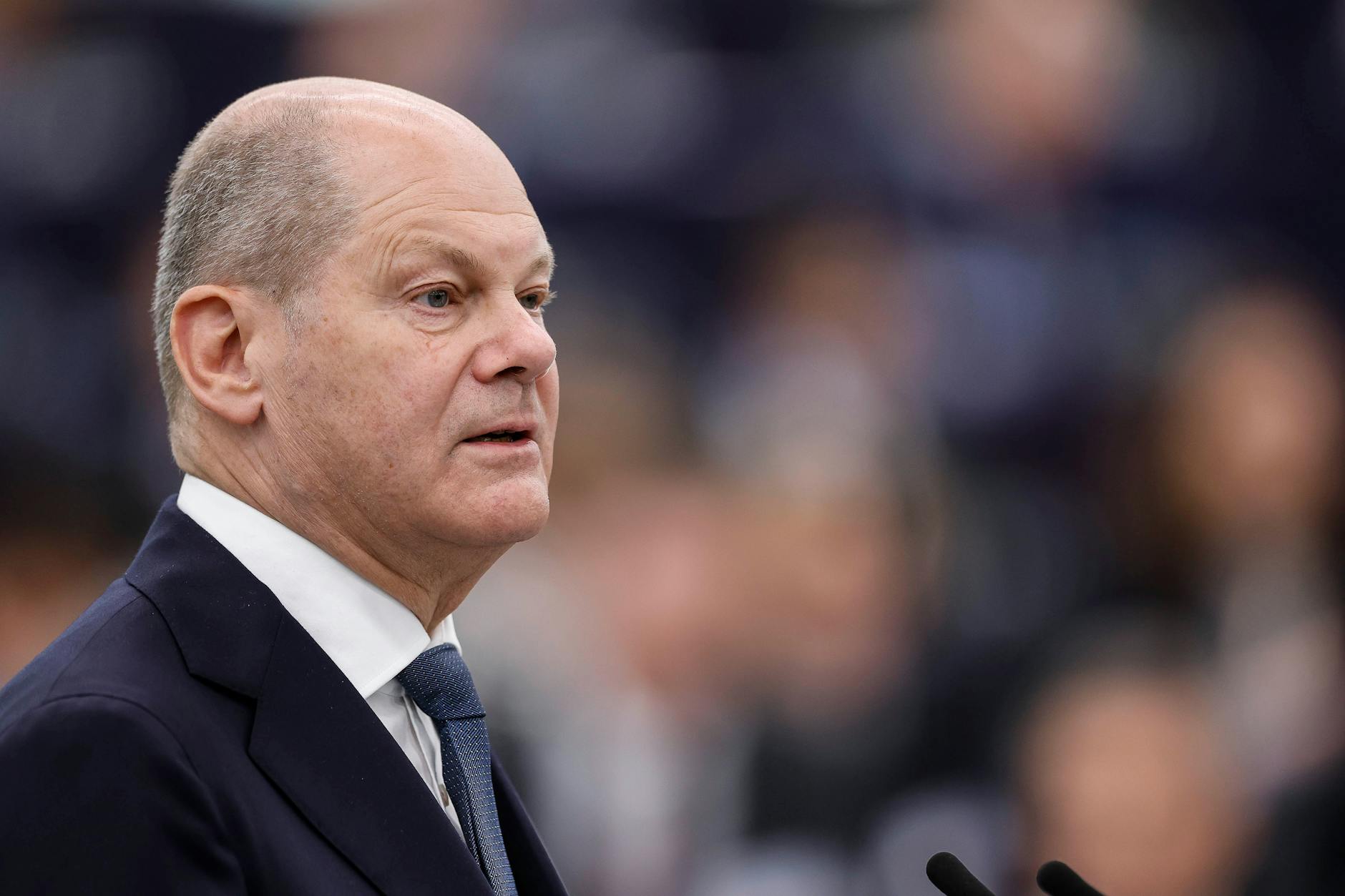  Bundeskanzler Olaf Scholz während seiner Rede in Straßburg.