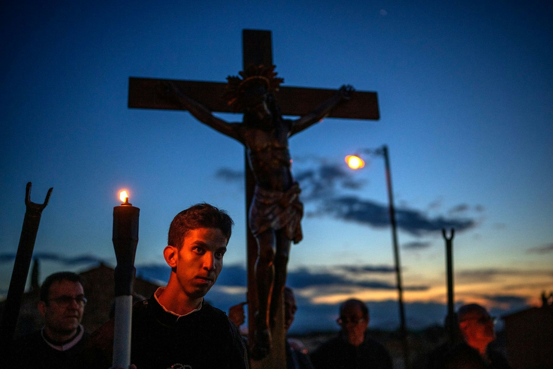 Anwohner nehmen in Perelada an einer Prozession mit der Bitte um Regen teil. In Spanien herrschten bereits im April sommerliche Temperaturen.