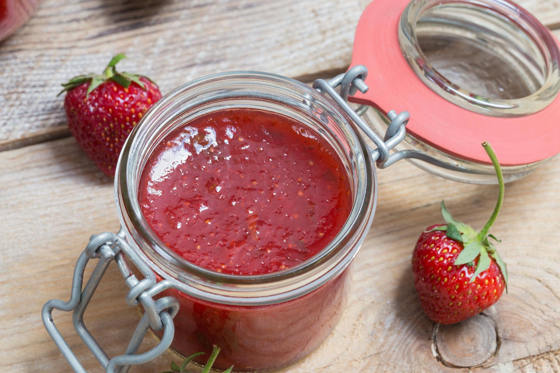 Selbstgemachte Erdbeermarmelade ist besonders lecker – erst recht mit einem besonderen Aroma.