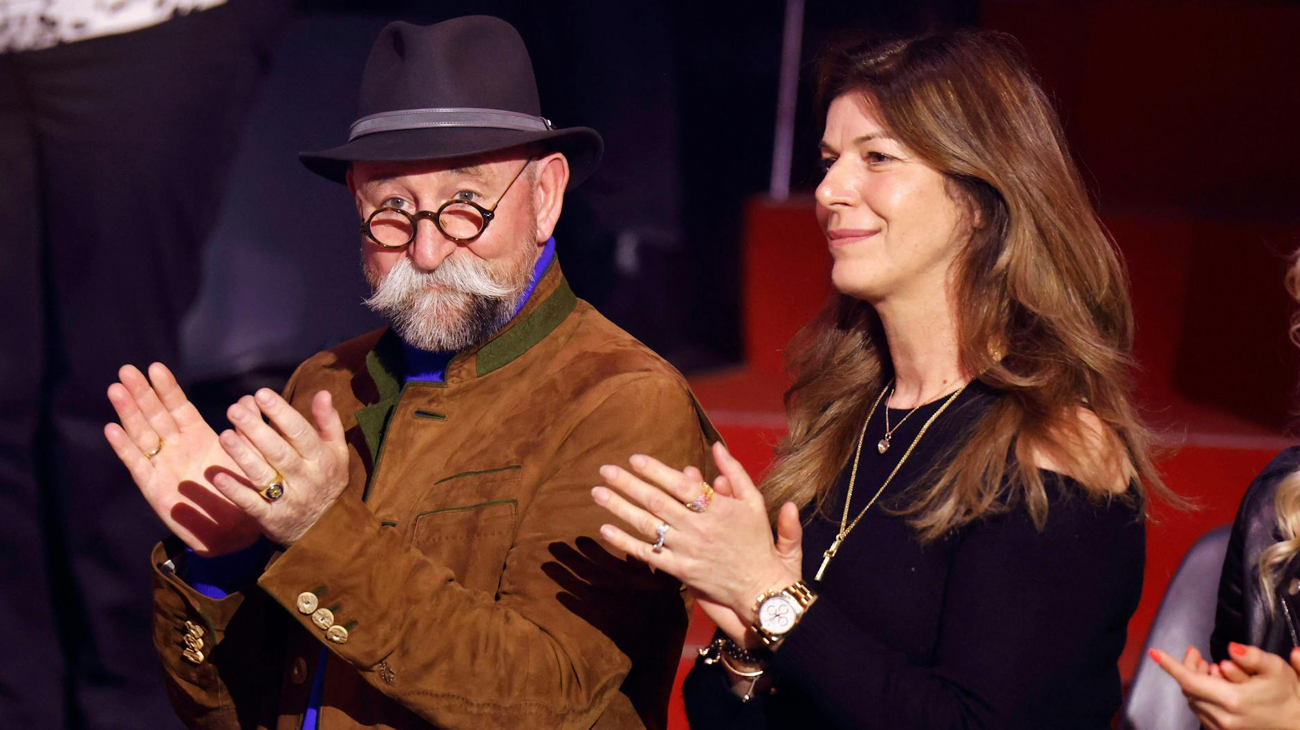Fernsehmoderator Horst Lichter mit Ehefrau Nada Lichter als Zuschauer bei der RTL-Tanzshow „Let's Dance“ (2023). Da zeigte sich der Bares für Rares-Moderator schon einmal mit richtigem Vollbart.