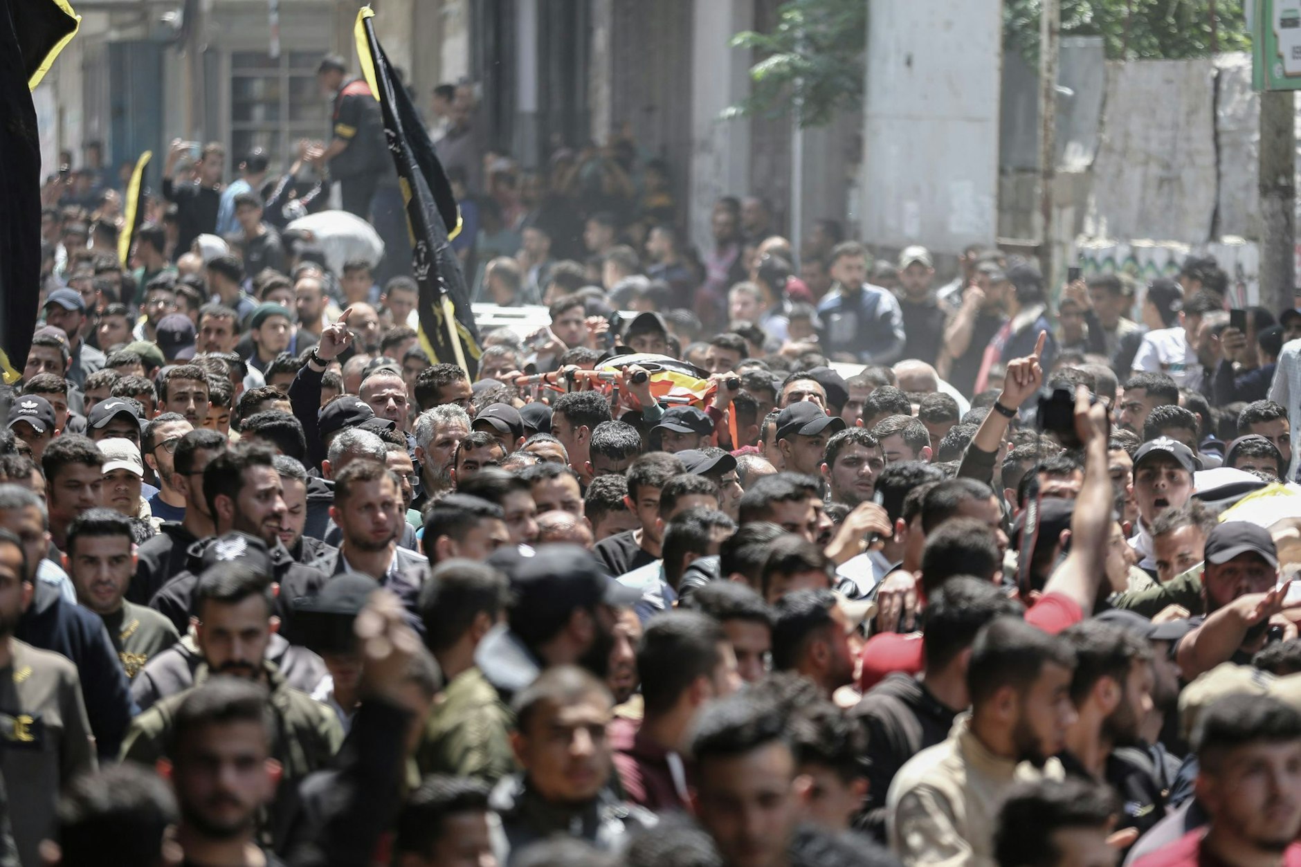 Trauernde nehmen in Gaza-Stadt an der Beerdigung der Opfer der israelischen Militäroperation teil.  