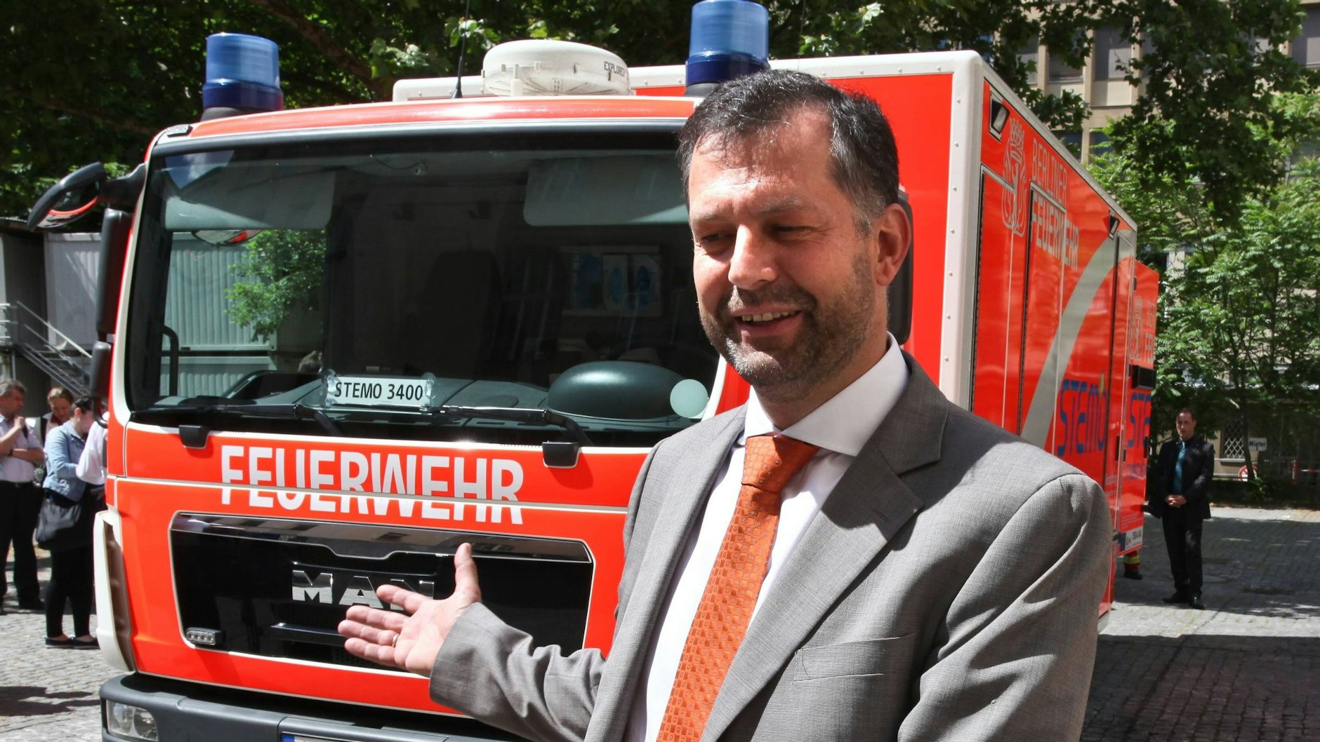 Schlaganfall-Notarztwagen von der Charité und der Berliner Feuerwehr. Schlaganfallforscher Professor Heinrich Audebert stellt das Einsatzmobil 2015 vor.