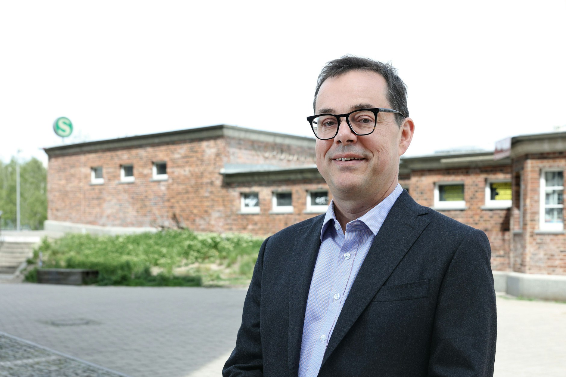 Die S-Bahn ist immer in der Nähe: Peter Buchner am Nordbahnhof in Mitte. Im DB-Gebäude nebenan hat der Chef der Berliner S-Bahn sein Büro.