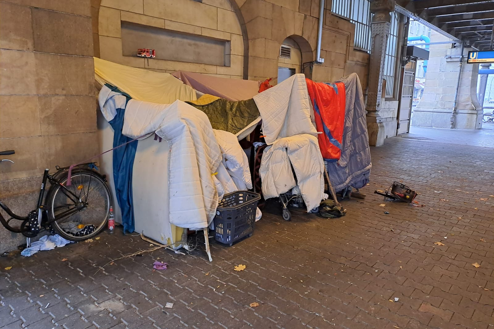Ein provisorisches Obdach am U-Bahnhof Bülowstraße an der U2 in Schöneberg. Ein U-Bahner hat es fotografiert.