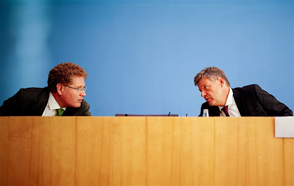 ARCHIV - Wirtschaftsminister Robert Habeck und Staatssekretär Patrick Graichen. Wegen persönlicher Verflechtungen bei der Besetzung eines Spitzenpostens ist Wirtschaftsstaatssekretär Patrick Graichen unter Druck geraten.  