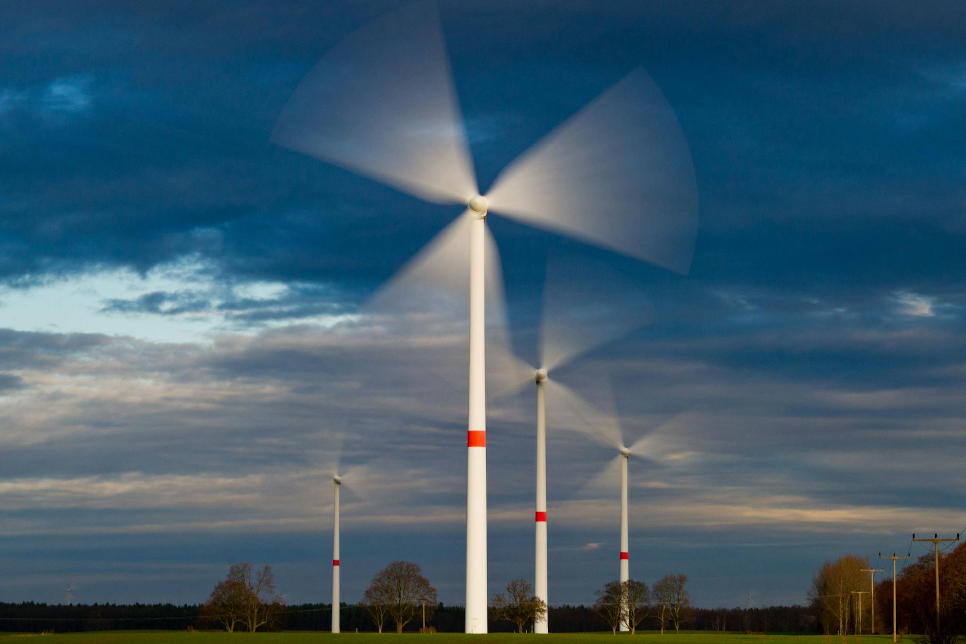 Eine Windkraftanlagen in einem Windpark bei Trampe in Brandenburg.