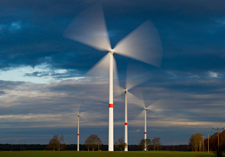 Eine Windkraftanlagen in einem Windpark bei Trampe in Brandenburg.