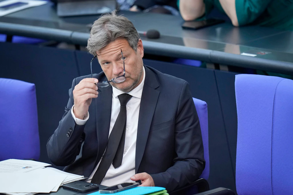 Hitziger Schlagabtausch im Bundestag: Union attackiert Habeck und „grüne Familien-Clique“