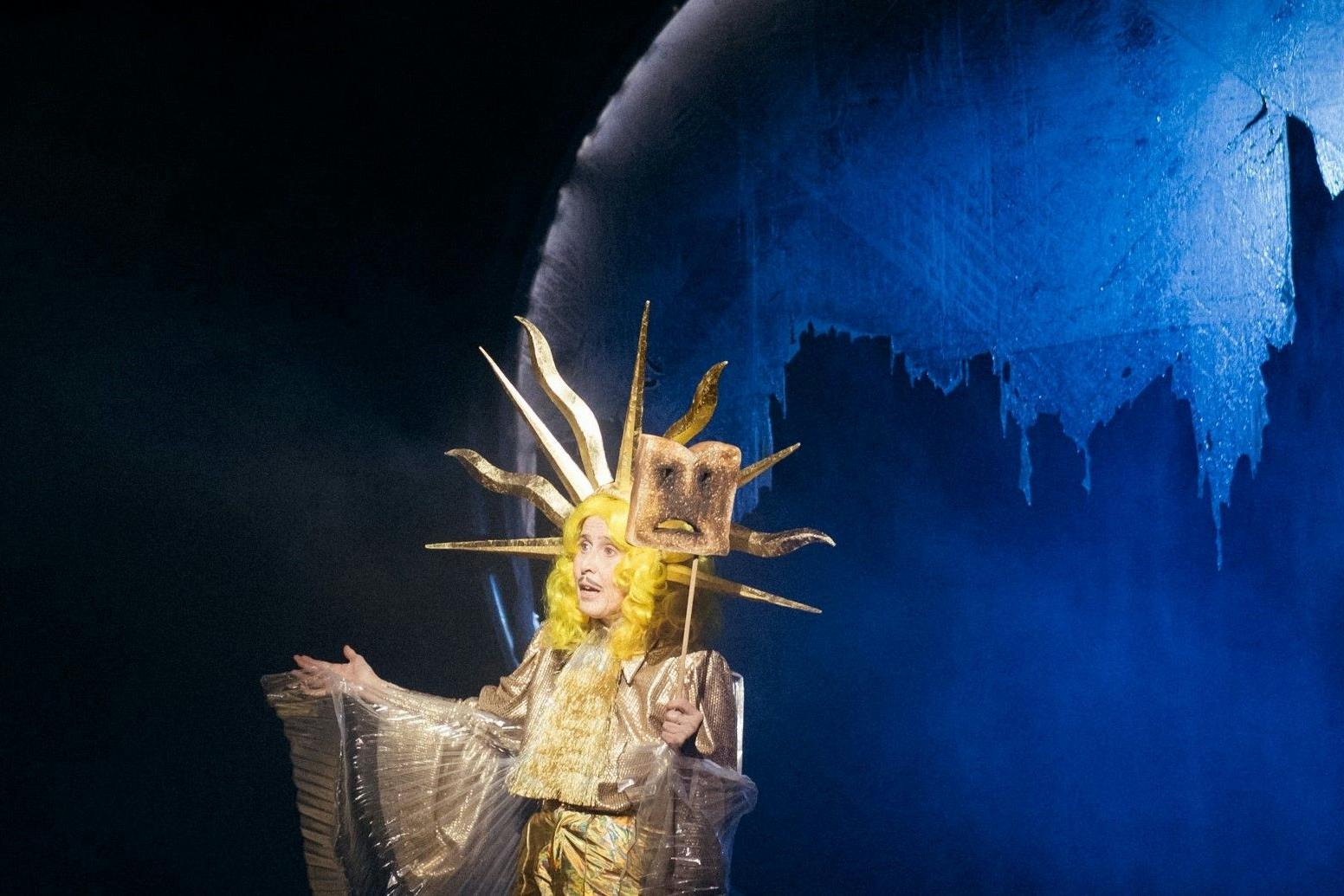 Karin Pfamatter mit verbranntem Toast in Elfriede Jelineks „Sonne, los jetzt“, inszeniert von Nicolas Stemann für das Zürcher Schauspielhaus.