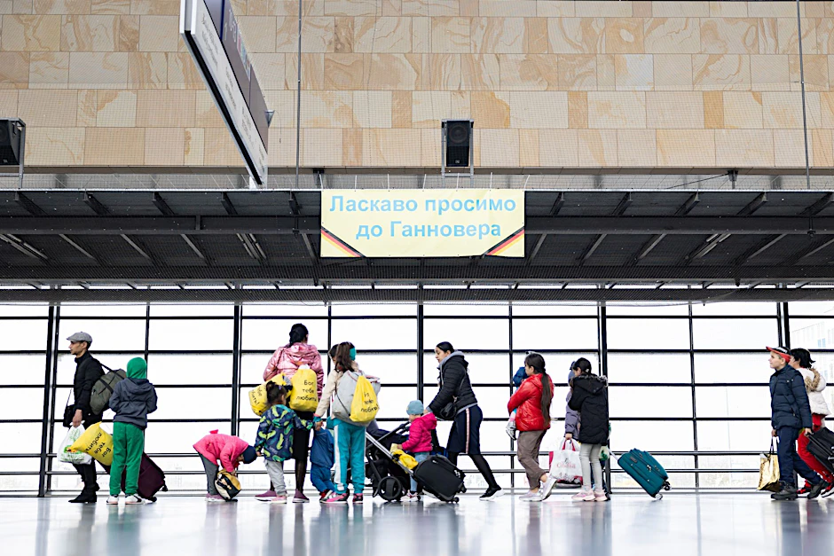 Aus der Ukraine geflüchtete Menschen kommen in der Unterkunft im Messebahnhof Laatzen an.&nbsp;