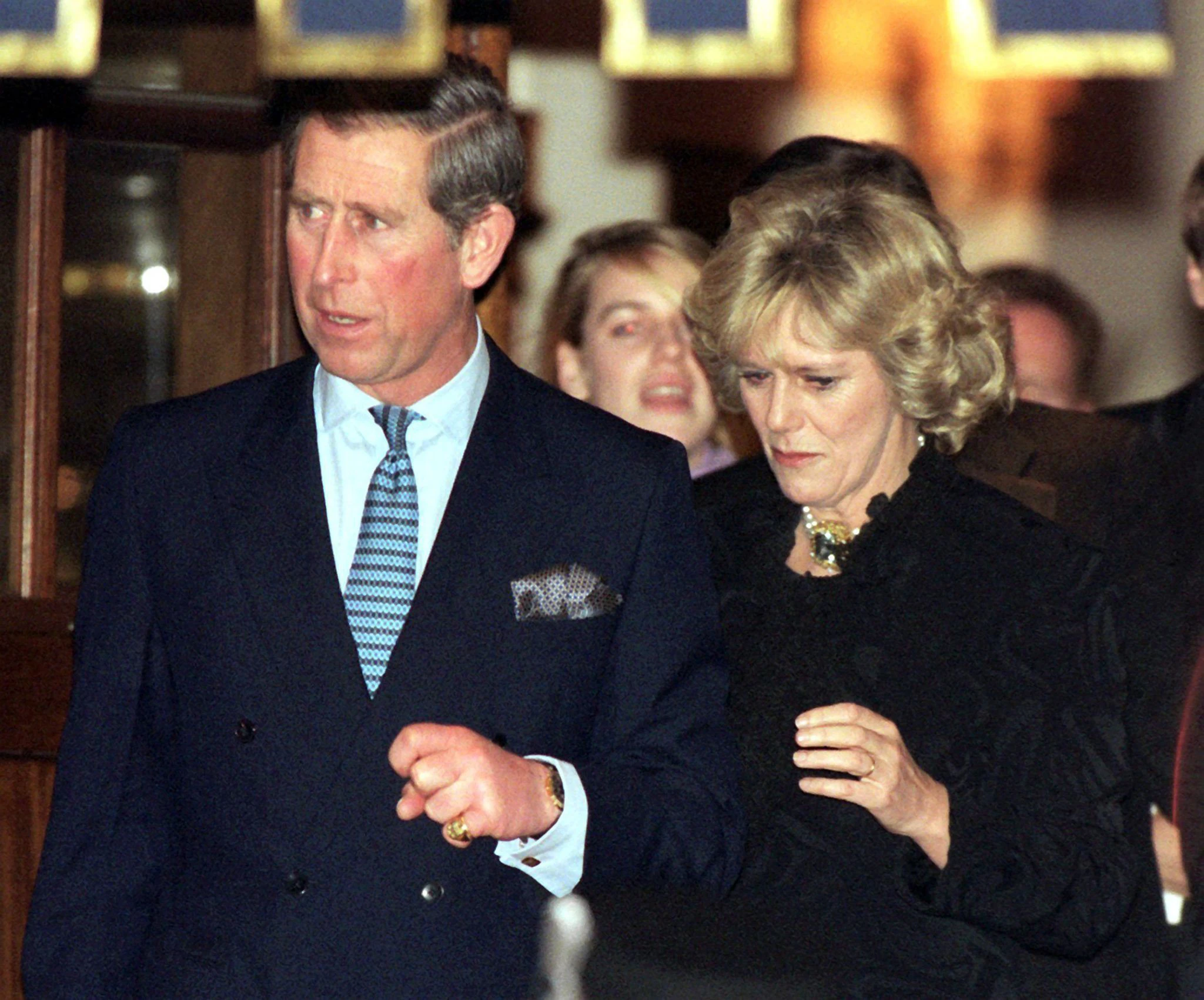 ARCHIV - Der damalige britische Thronfolger Prinz Charles und seine langjährige Freundin Camilla Parker Bowles verlassen das Ritz Hotel in London - es war ihr erster gemeinsamer Auftritt in der Öffentlichkeit (1999).  