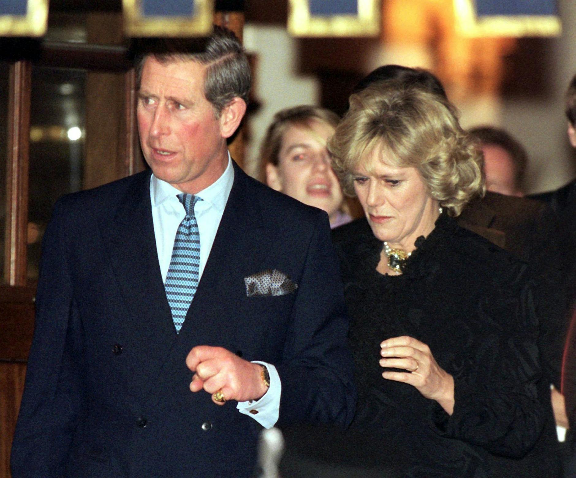 ARCHIV - Der damalige britische Thronfolger Prinz Charles und seine langjährige Freundin Camilla Parker Bowles verlassen das Ritz Hotel in London - es war ihr erster gemeinsamer Auftritt in der Öffentlichkeit (1999).
