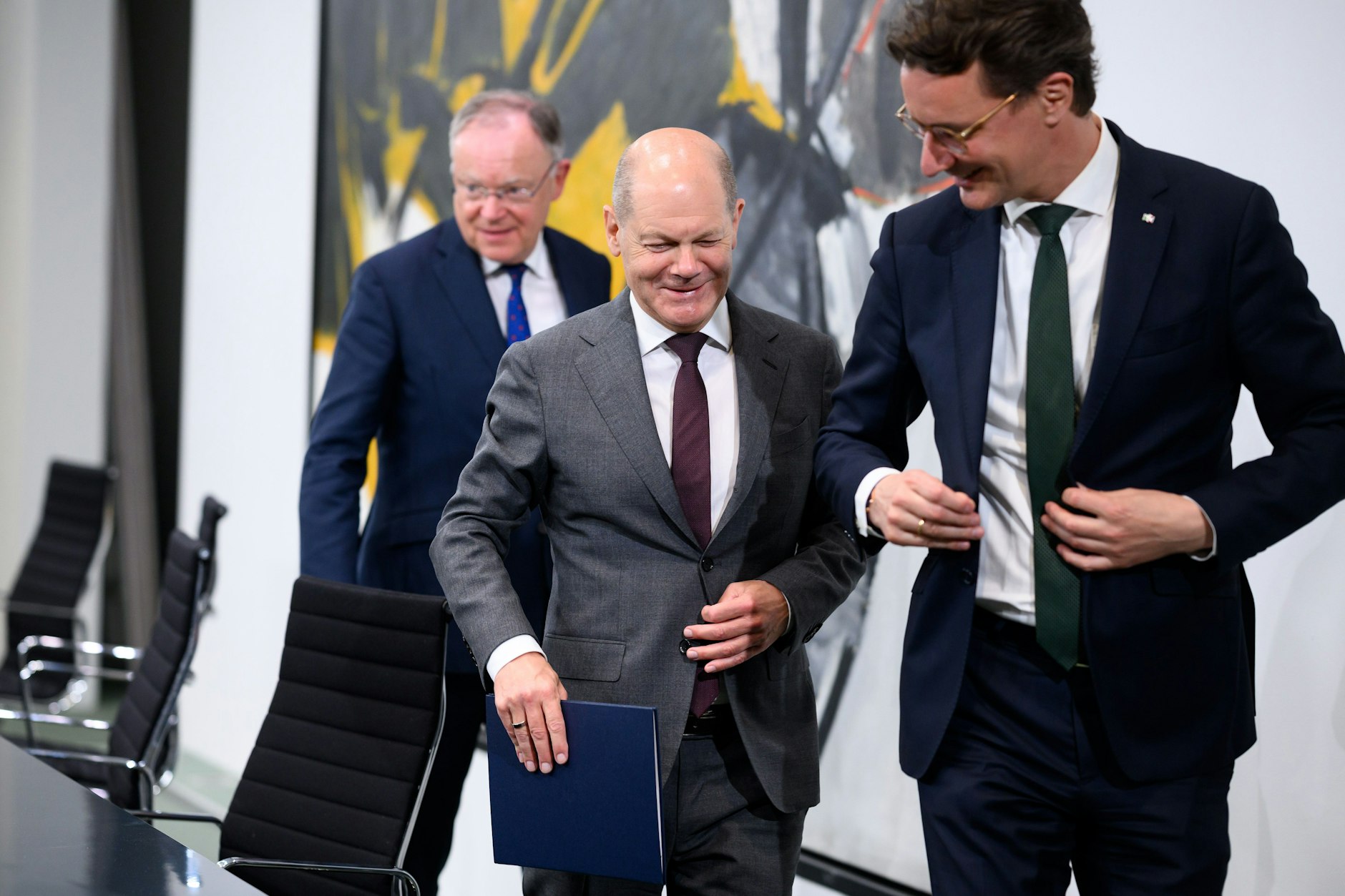 Stephan Weil (SPD, l-r), Ministerpräsident von Niedersachsen und amtierender Vorsitzender der Ministerpräsidentenkonferenz (MPK), Bundeskanzler Olaf Scholz (SPD) und Hendrik Wüst (CDU), Ministerpräsident von Nordrhein-Westfalen, verlassen am Mittwoch die Pressekonferenz nach dem Bund-Länder-Gipfel im Bundeskanzleramt.&nbsp;