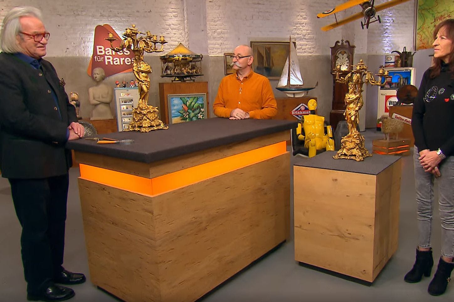 Die Leuchter, die Verkäuferin Nina (r.) im Auftrag verkaufen soll, machen richtig was her. Aber bringen sie auch den Wunschpreis?