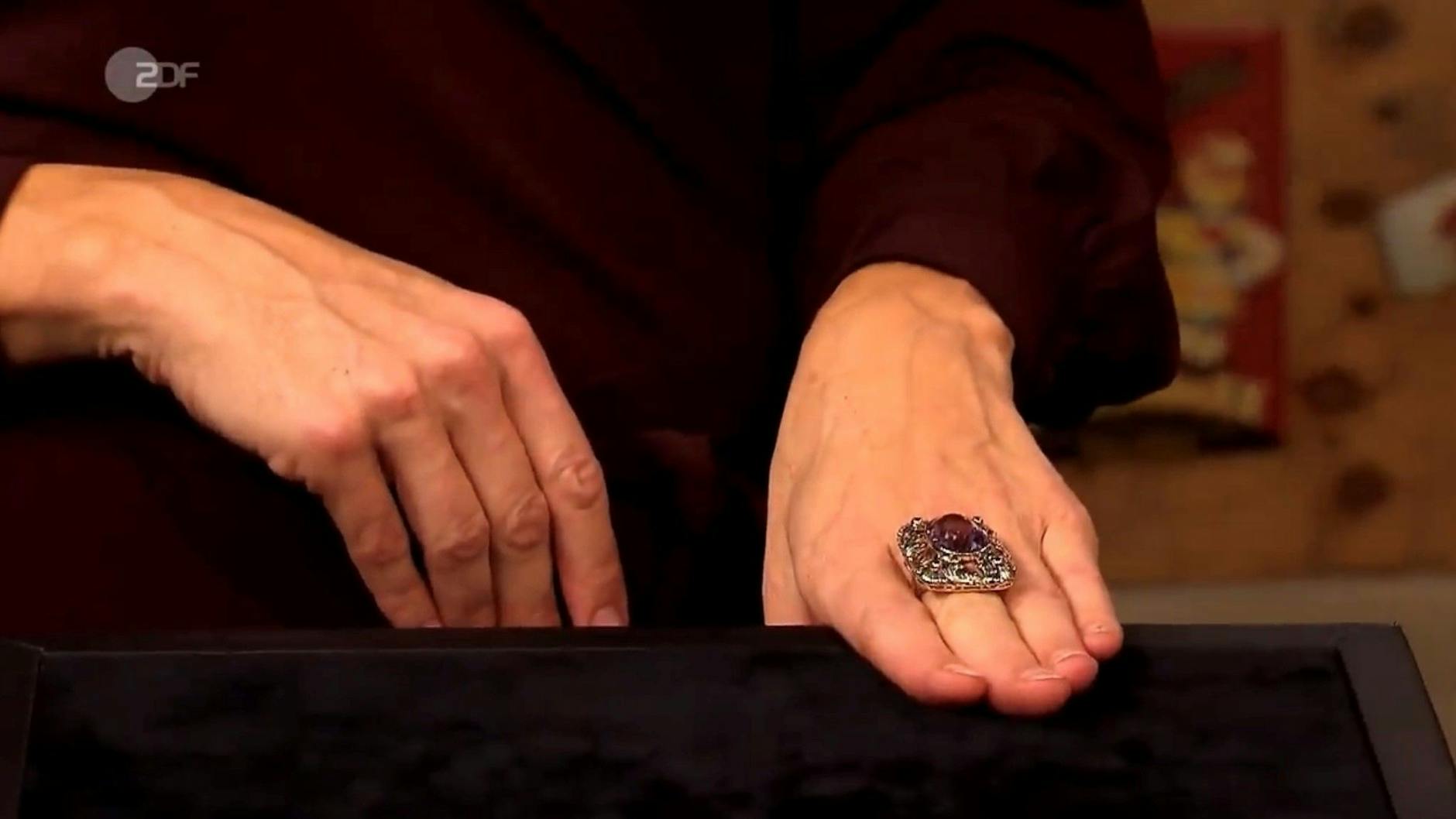 An der Hand macht der prunkvolle Ring bei „Bares für Rares“ richtig was her.