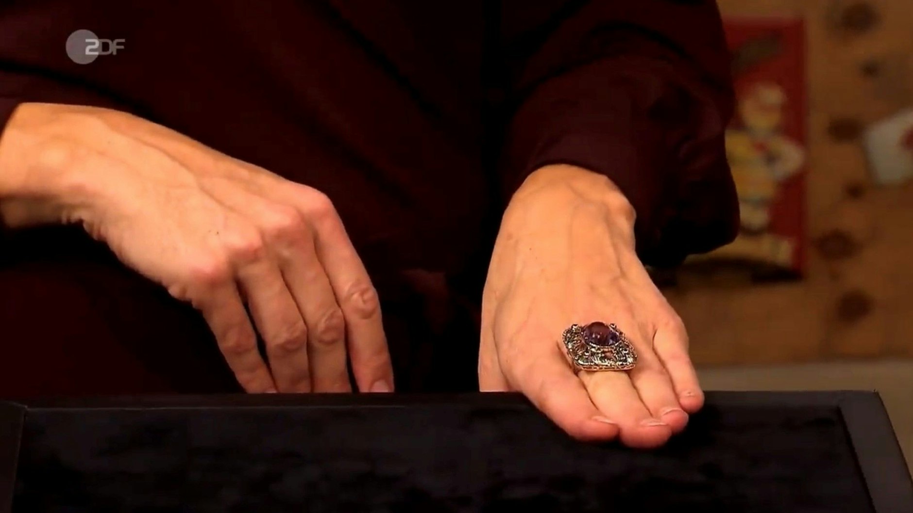 An der Hand macht der prunkvolle Ring bei „Bares für Rares“ richtig was her.