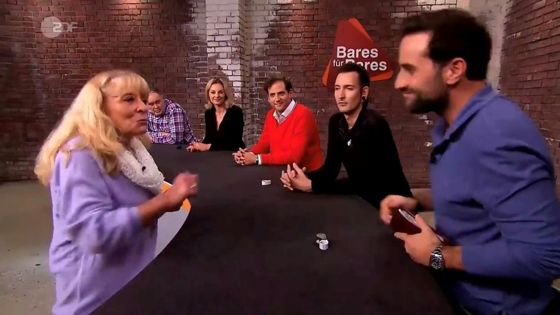 „Bares für Rares“-Händler David Suppes zahlt 600 Euro für den Ring.