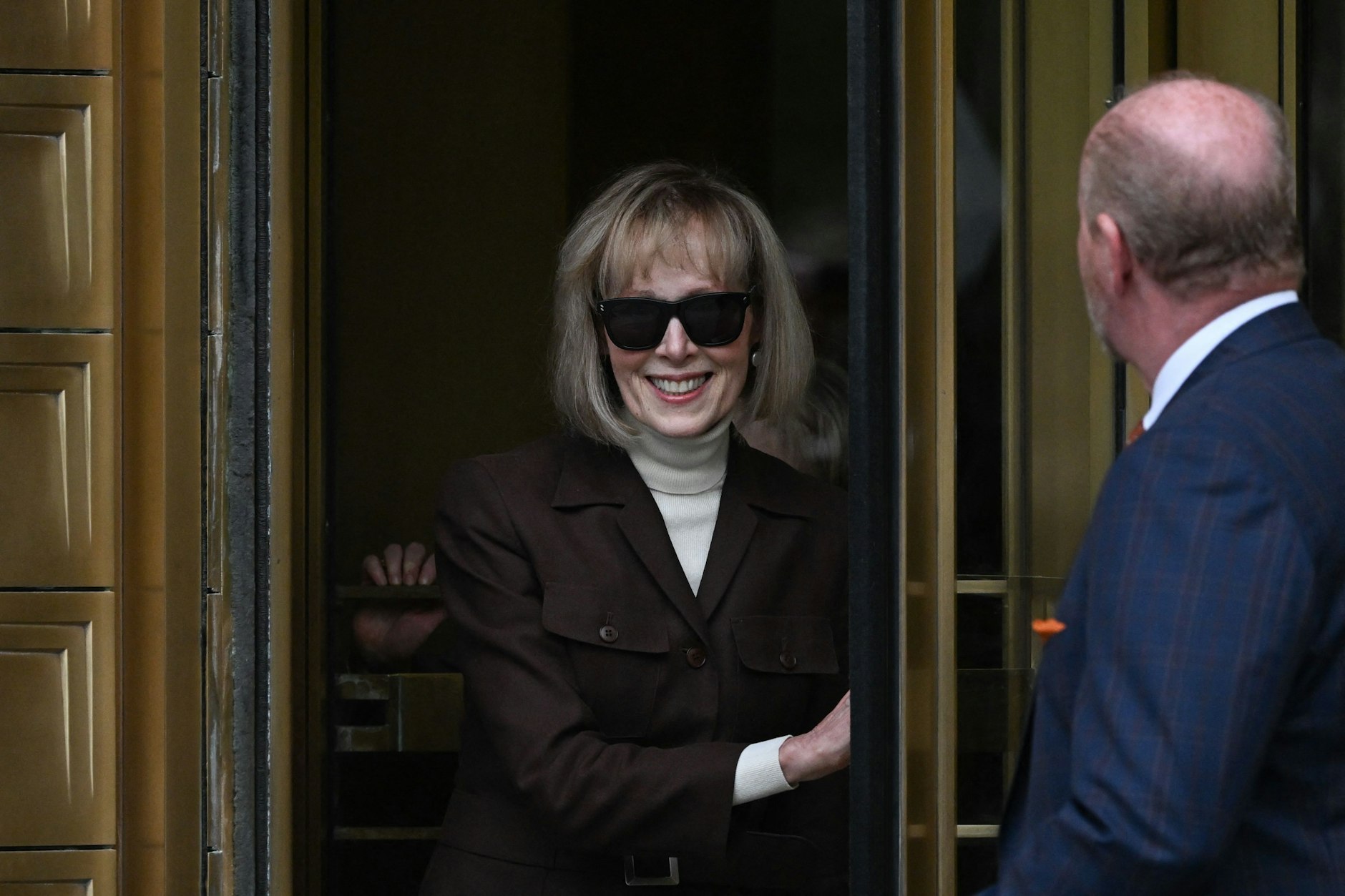 E. Jean Carroll verlässt nach dem Urteil das Gebäude des Manhattan Federal Court in New York City.