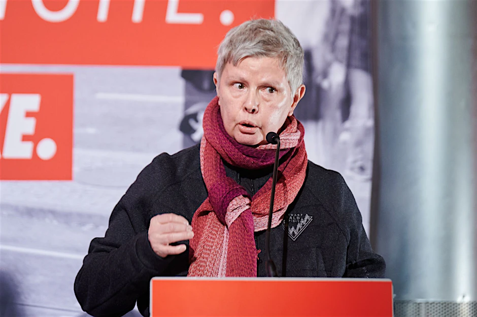 ARCHIV - Katina Schubert (Die Linke) eröffnet einen Parteitag der Linken.  