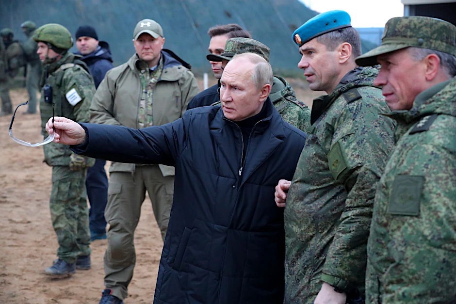 Russlands Präsident Wladimir Putin besucht ein militärisches Ausbildungszentrums für Reservisten in der Region Rjasan. 