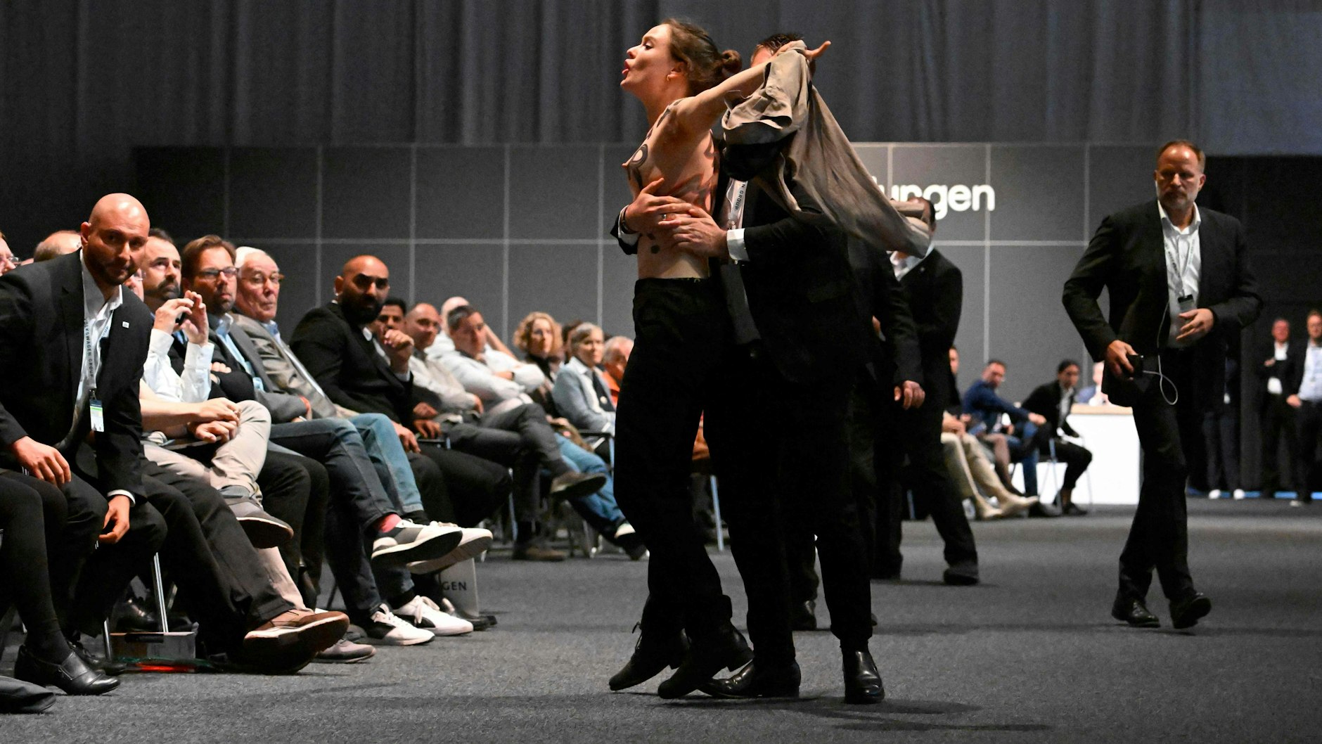 Oben ohne für eine Welt ohne fossile Energien. Klimakleber protestierten bei der Volkswagen AG.&nbsp;