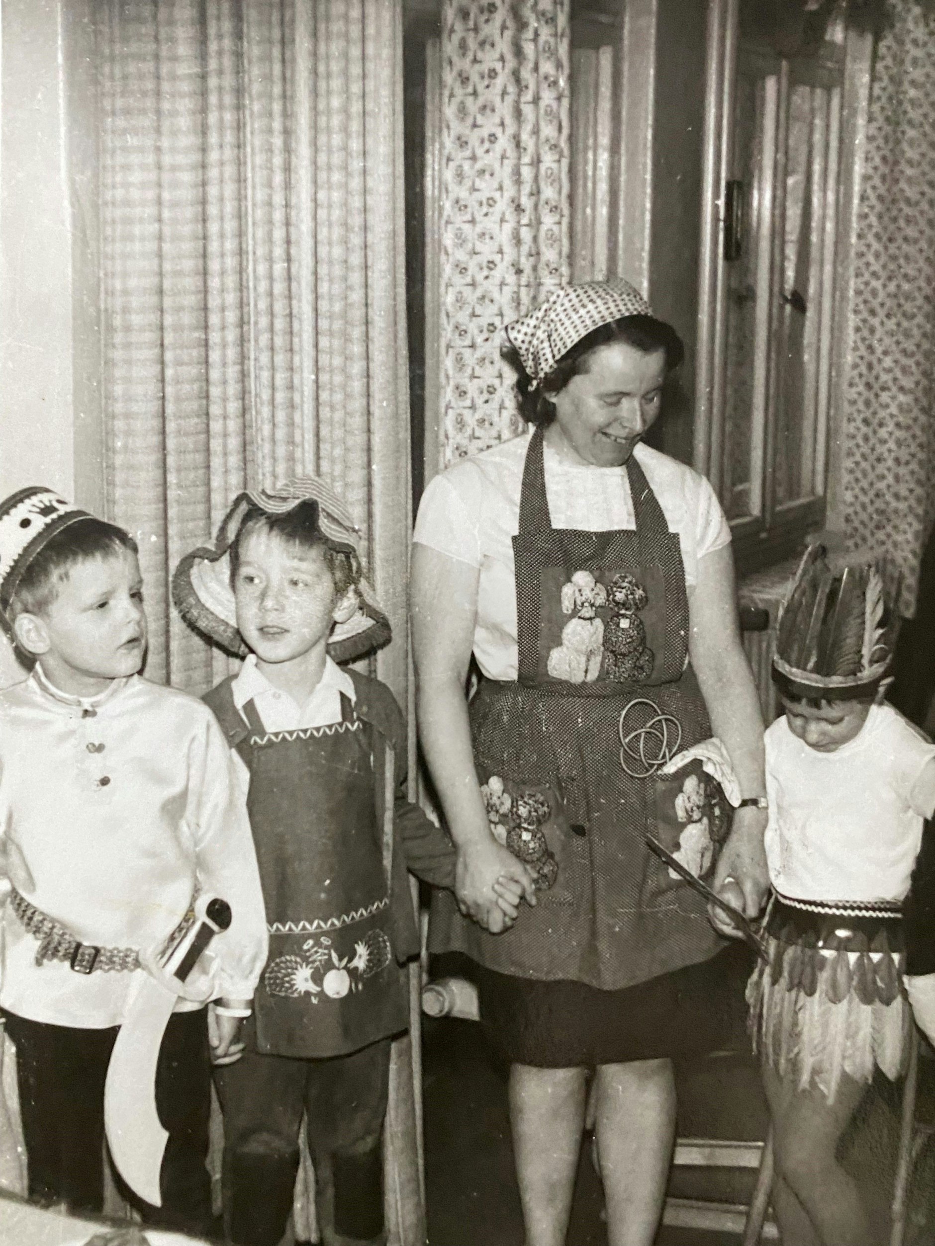 Die Mutter des Autoren als Kindergärtnerin bei einer Faschingsfeier: Das Bild entstand 1973.