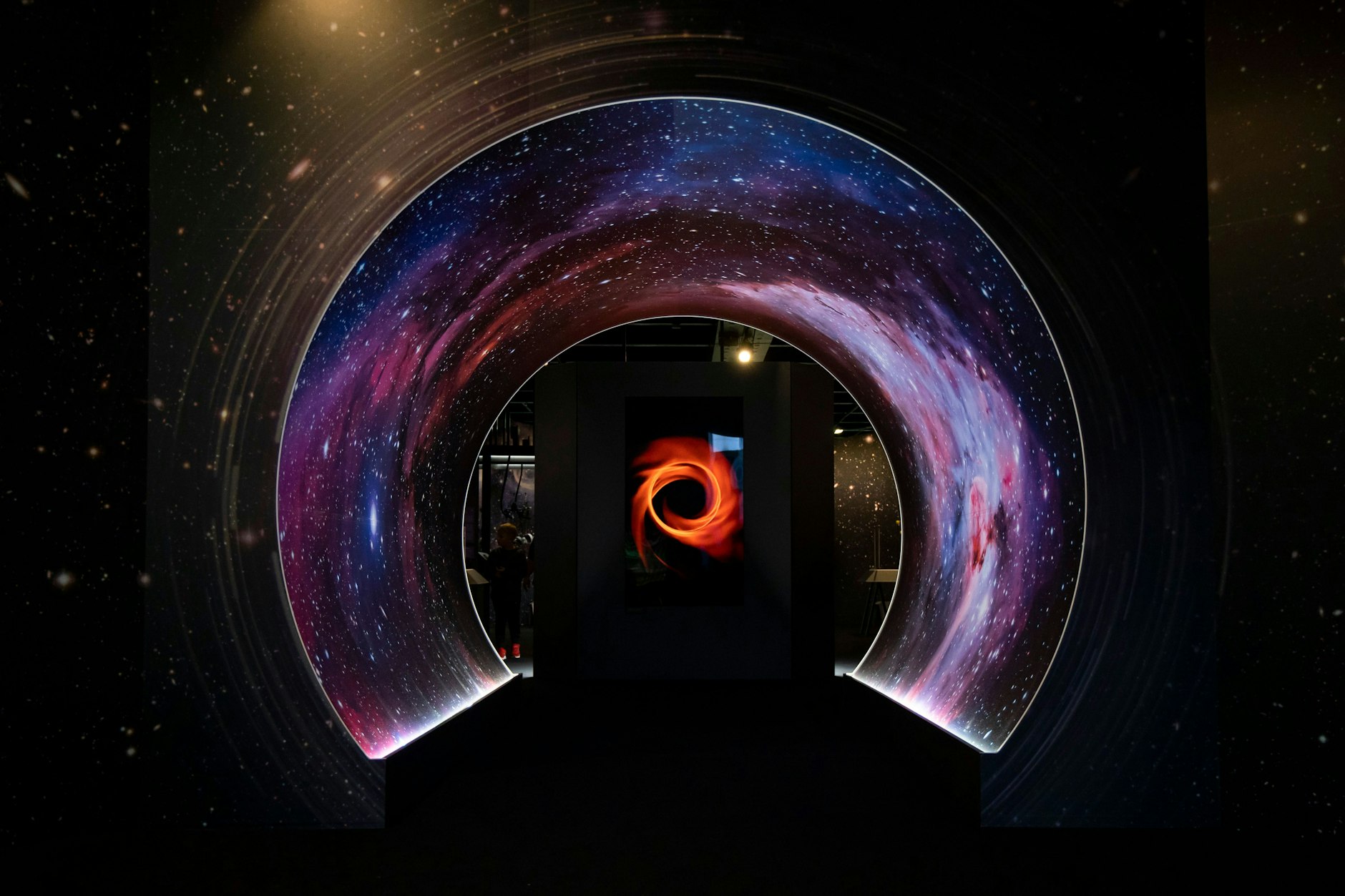 Tunnel mit Schwarzem Loch am Eingang zur Ausstellung „Unser Universum“ auf der „MS Wissenschaft“.
