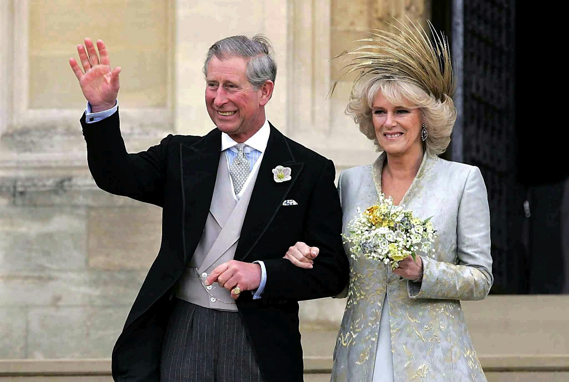 ARCHIV - Charles und Camilla verlassen nach einem Gebets- und Weihegottesdienst anlässlich ihrer Trauung die St. George's Chapel auf Schloss Windsor (2005).  