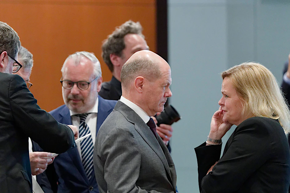 Flüchtlingsgipfel: Olaf Scholz und Nancy Faeser im Gespräch im Kanzleramt