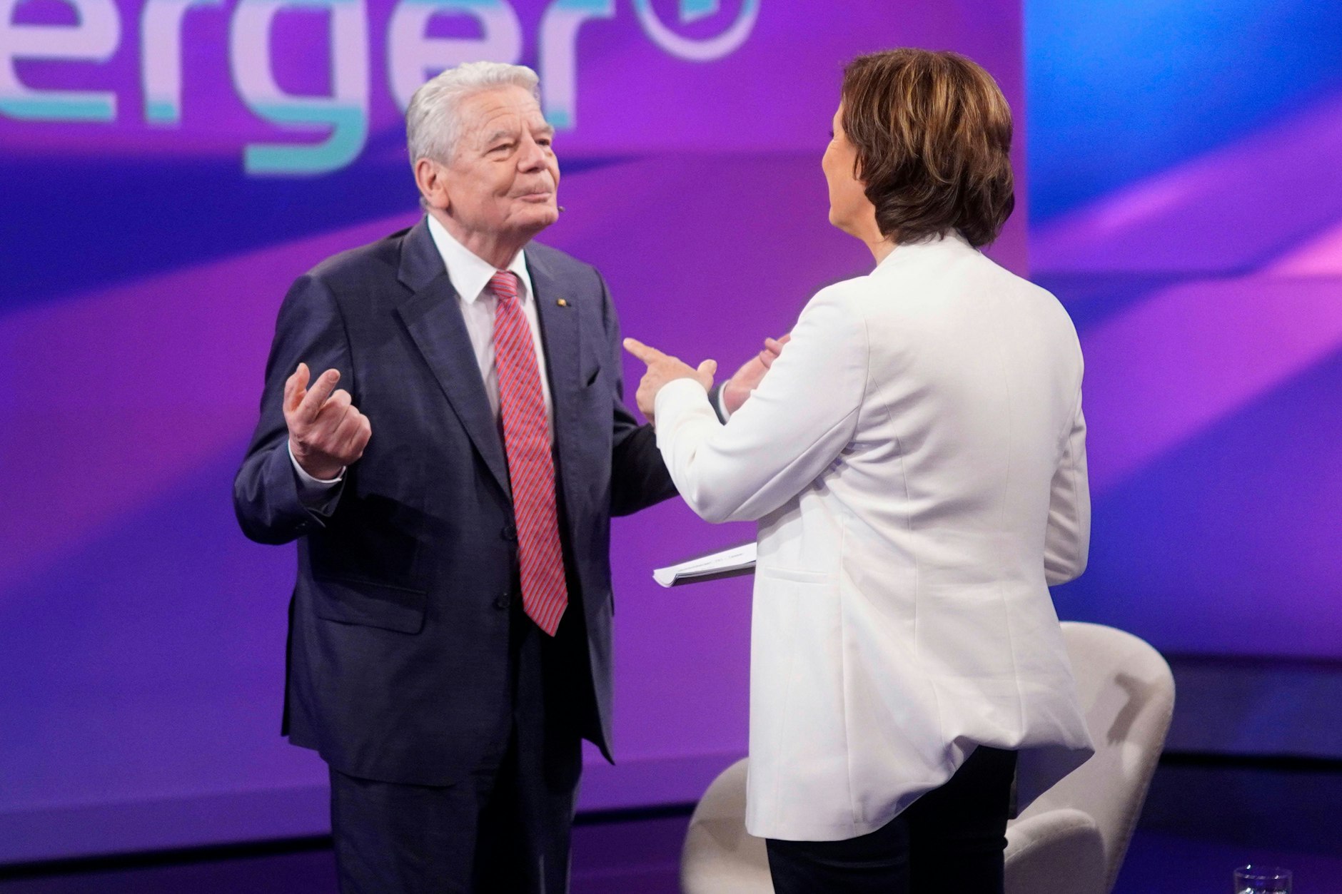 Alt-Bundespräsident Joachim Gauck am Dienstagabend mit der ARD-Talkmasterin Sandra Maischberger&nbsp;