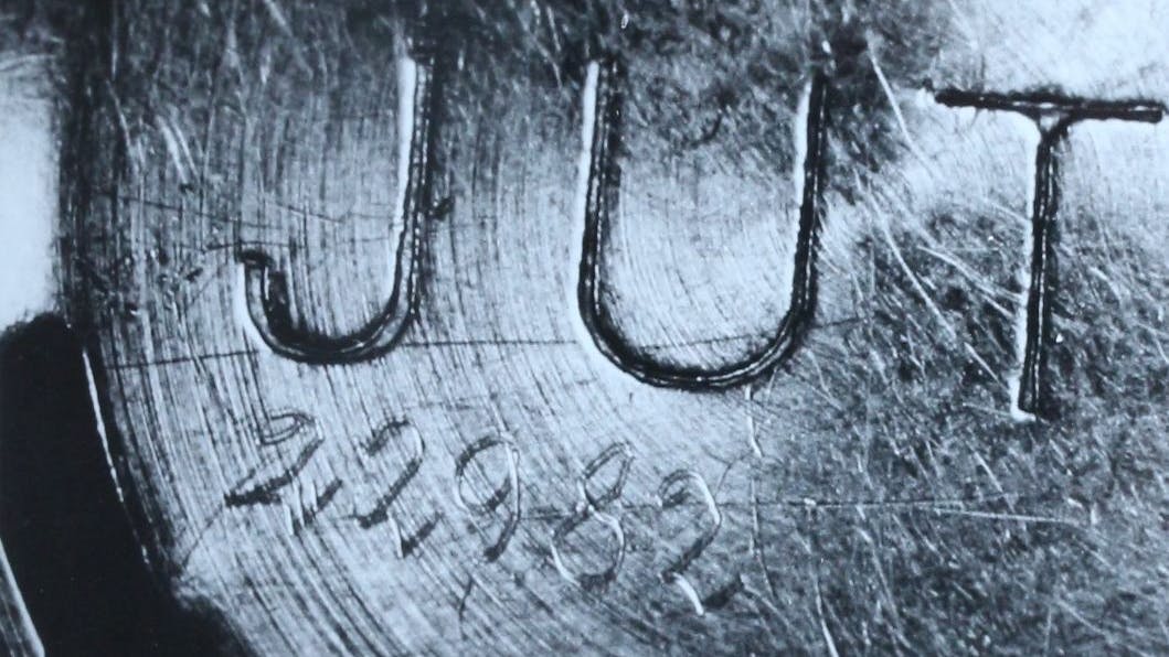 Die Uhr der Frau hatte eine Gravur mit den Zahlen 22 9 82 auf der Rückseite.