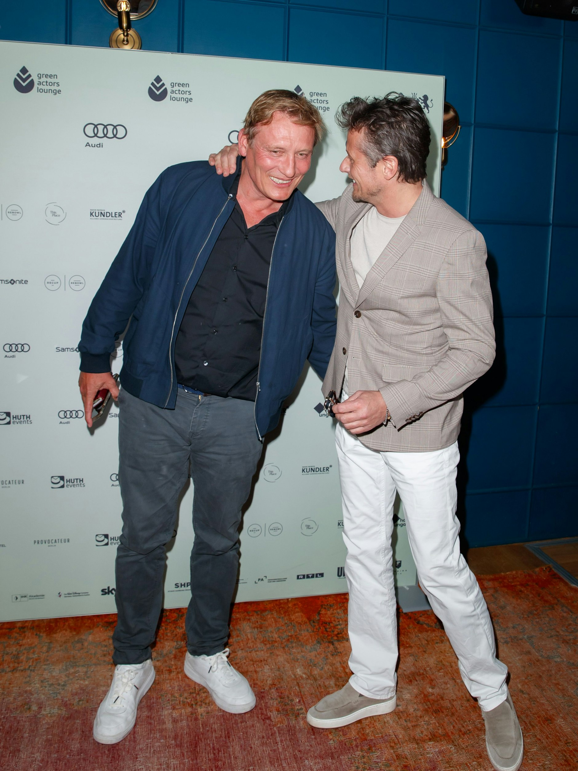 TV-Romeo Roman Knizka (r.) begrüßt seinen Kollegen Oliver Masucci in Berlin.