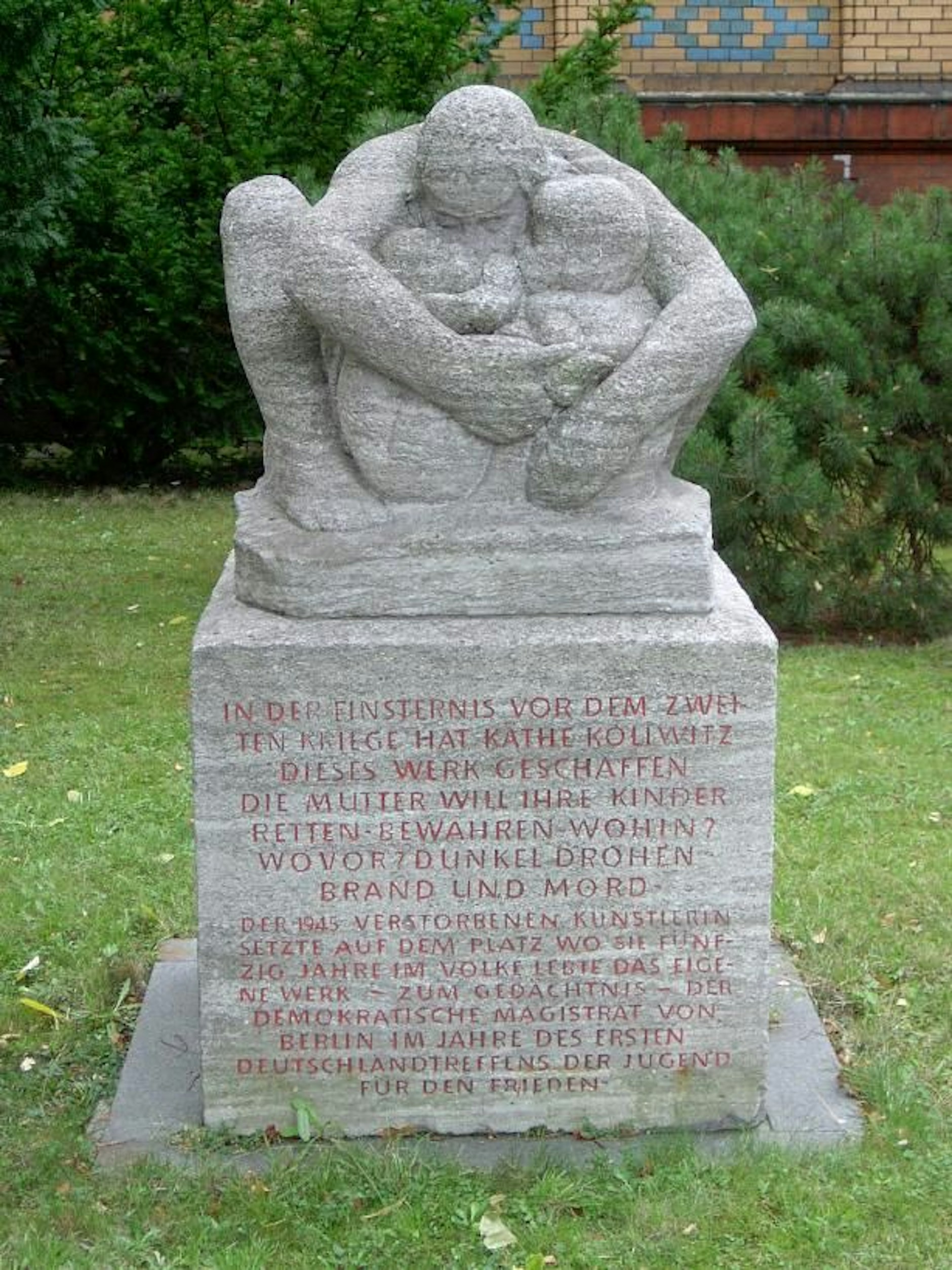 Skulptur aus Muschelkalk „Mutter mit zwei Kindern“ von Käthe Kollwitz (1937/1951), sie steht in der Fröbelstraße in Prenzlauer Berg.