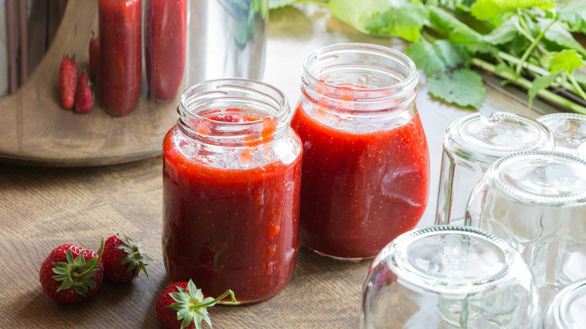 Erdbeermarmelade kann man mit verschiedenen Aromen so richtig aufpeppen.