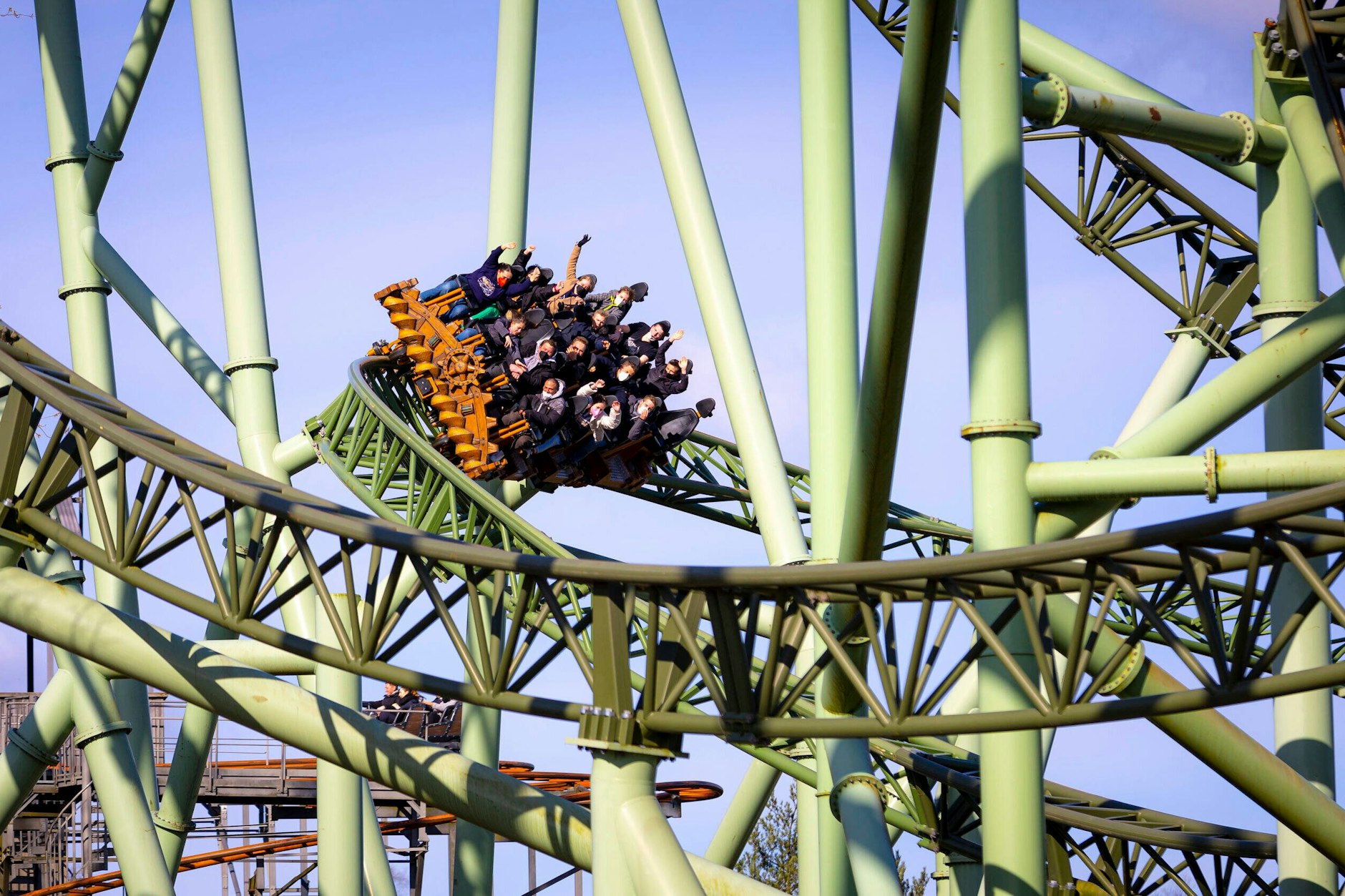 Eine Achterbahn gehört in den Vergnügungspark! Aber: Was ist ein Fußabhacker?