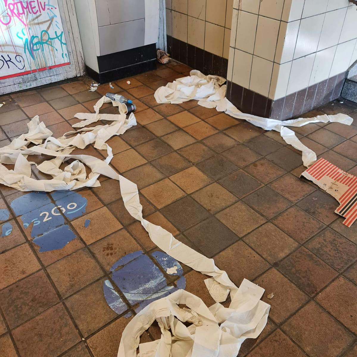 In ihrem Brandbrief wiesen die U-Bahner auf Schmutz in den Stationen hin. Hier die Station Schlesisches Tor an den Linien U1 und U3 in Kreuzberg.