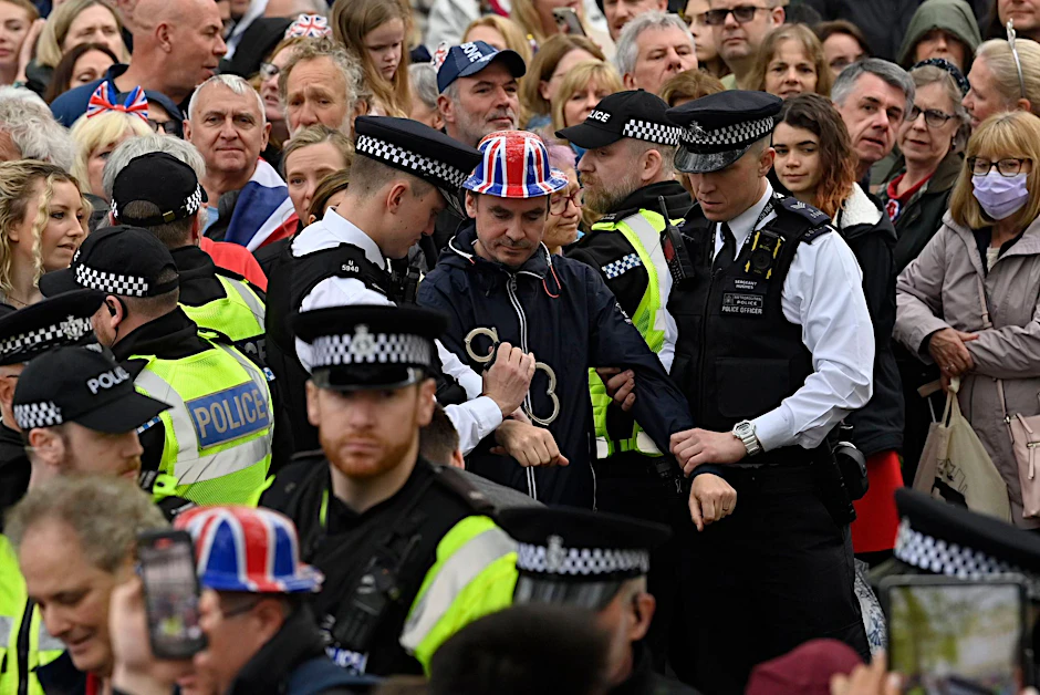 Ein Demonstrant wird am Krönungstag von König Charles in London festgenommen.  a